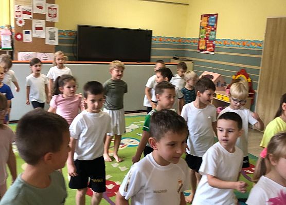 ZAJĘCIA GIMNASTYCZNE Z TRENERKĄ W GRUPIE MOTYLKI grafika