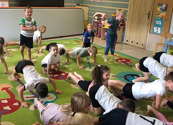 ZAJĘCIA GIMNASTYCZNE Z TRENERKĄ W GRUPIE MOTYLKI grafika