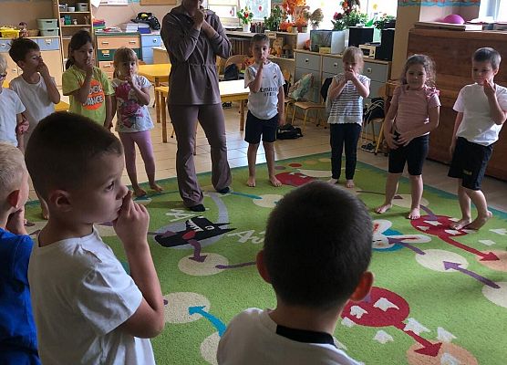 ZAJĘCIA GIMNASTYCZNE Z TRENERKĄ W GRUPIE MOTYLKI grafika