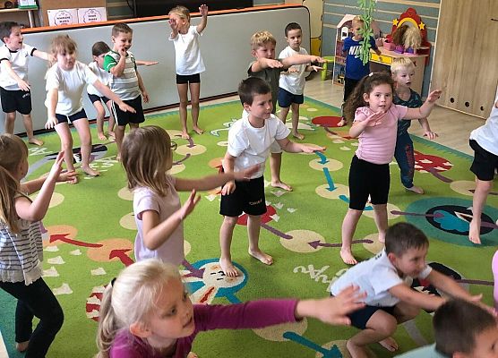 ZAJĘCIA GIMNASTYCZNE Z TRENERKĄ W GRUPIE MOTYLKI grafika