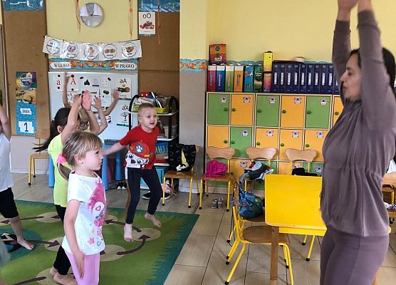 ZAJĘCIA GIMNASTYCZNE Z TRENERKĄ W GRUPIE MOTYLKI grafika