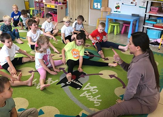 ZAJĘCIA GIMNASTYCZNE Z TRENERKĄ W GRUPIE MOTYLKI grafika