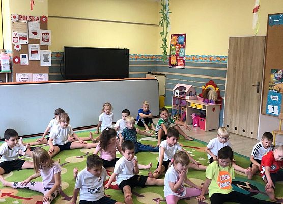 ZAJĘCIA GIMNASTYCZNE Z TRENERKĄ W GRUPIE MOTYLKI grafika