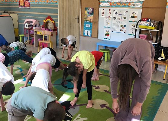 ZAJĘCIA GIMNASTYCZNE Z TRENERKĄ W GRUPIE MOTYLKI grafika