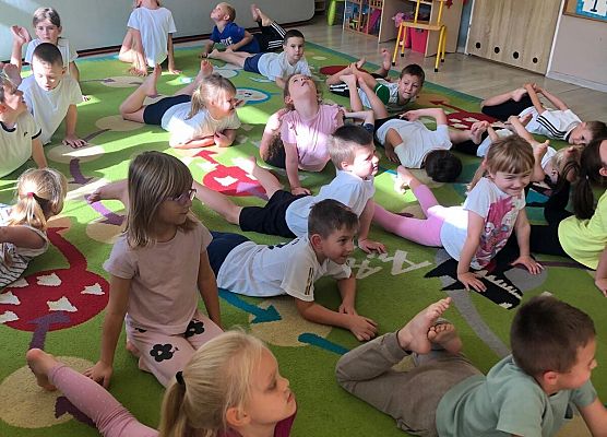 ZAJĘCIA GIMNASTYCZNE Z TRENERKĄ W GRUPIE MOTYLKI grafika