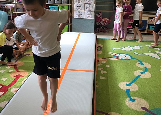 ZAJĘCIA GIMNASTYCZNE Z TRENERKĄ W GRUPIE MOTYLKI grafika