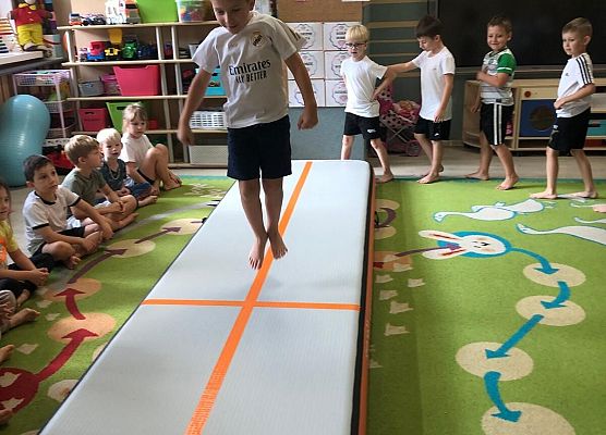 ZAJĘCIA GIMNASTYCZNE Z TRENERKĄ W GRUPIE MOTYLKI grafika