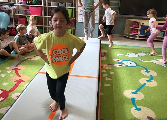 ZAJĘCIA GIMNASTYCZNE Z TRENERKĄ W GRUPIE MOTYLKI grafika