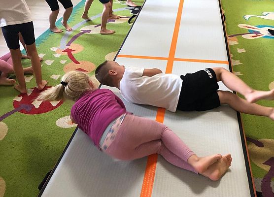 ZAJĘCIA GIMNASTYCZNE Z TRENERKĄ W GRUPIE MOTYLKI grafika