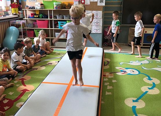 ZAJĘCIA GIMNASTYCZNE Z TRENERKĄ W GRUPIE MOTYLKI grafika