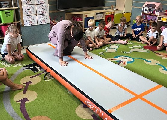 ZAJĘCIA GIMNASTYCZNE Z TRENERKĄ W GRUPIE MOTYLKI grafika