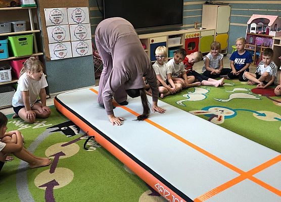 ZAJĘCIA GIMNASTYCZNE Z TRENERKĄ W GRUPIE MOTYLKI grafika