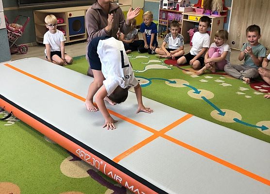 ZAJĘCIA GIMNASTYCZNE Z TRENERKĄ W GRUPIE MOTYLKI grafika