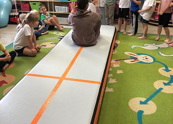 ZAJĘCIA GIMNASTYCZNE Z TRENERKĄ W GRUPIE MOTYLKI grafika