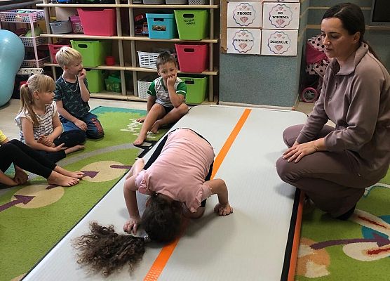 ZAJĘCIA GIMNASTYCZNE Z TRENERKĄ W GRUPIE MOTYLKI grafika