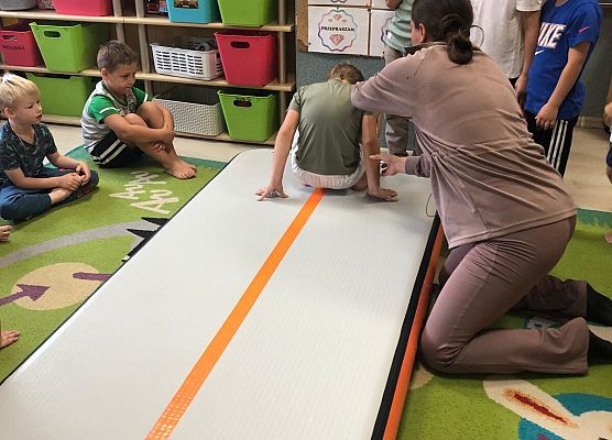 ZAJĘCIA GIMNASTYCZNE Z TRENERKĄ W GRUPIE MOTYLKI grafika