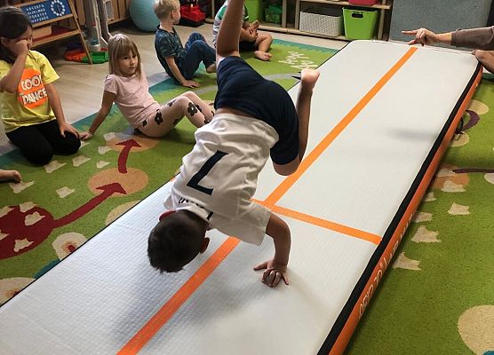 ZAJĘCIA GIMNASTYCZNE Z TRENERKĄ W GRUPIE MOTYLKI grafika