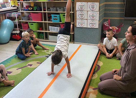 ZAJĘCIA GIMNASTYCZNE Z TRENERKĄ W GRUPIE MOTYLKI grafika