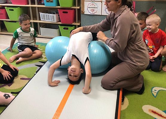 ZAJĘCIA GIMNASTYCZNE Z TRENERKĄ W GRUPIE MOTYLKI grafika