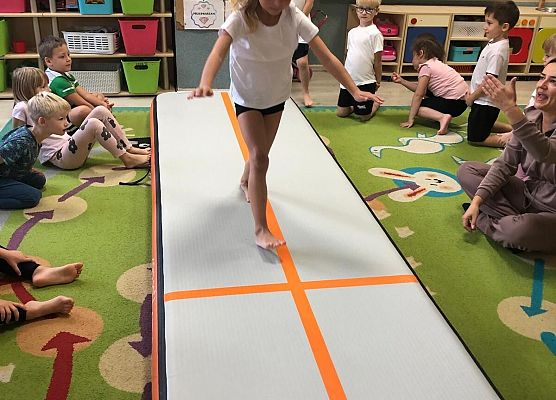 ZAJĘCIA GIMNASTYCZNE Z TRENERKĄ W GRUPIE MOTYLKI grafika