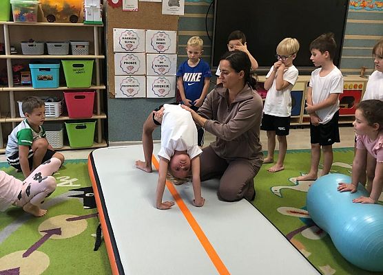 ZAJĘCIA GIMNASTYCZNE Z TRENERKĄ W GRUPIE MOTYLKI grafika