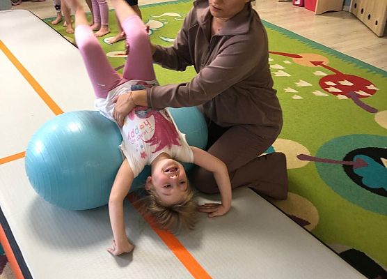 ZAJĘCIA GIMNASTYCZNE Z TRENERKĄ W GRUPIE MOTYLKI grafika