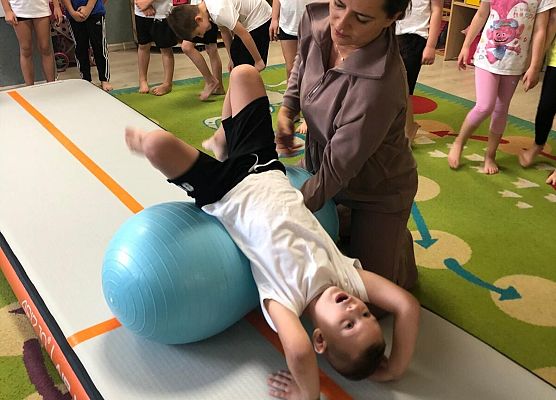 ZAJĘCIA GIMNASTYCZNE Z TRENERKĄ W GRUPIE MOTYLKI grafika