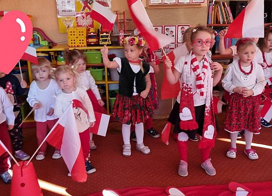 DZIEŃ  W  STROJACH  BIAŁO - CZERWONYCH grafika