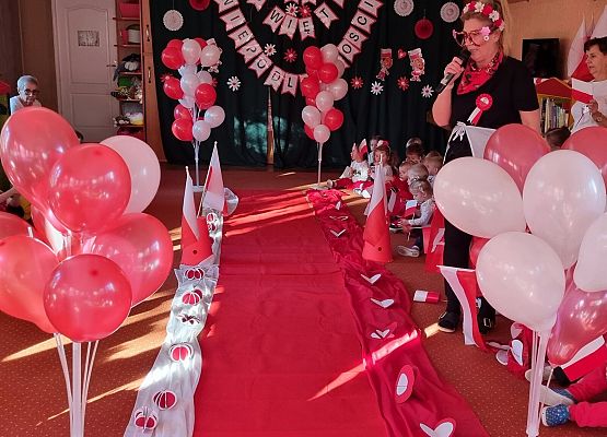 DZIEŃ  W  STROJACH  BIAŁO - CZERWONYCH grafika