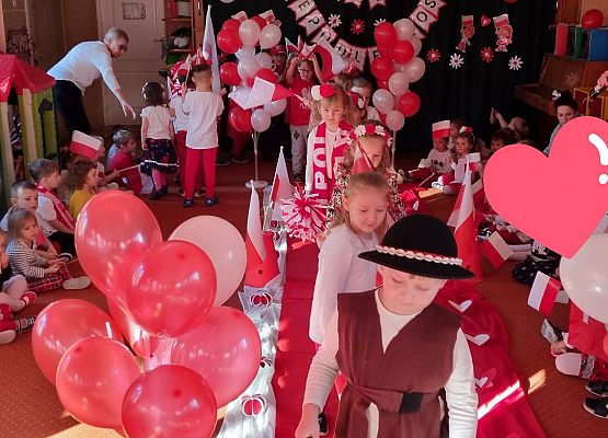 DZIEŃ  W  STROJACH  BIAŁO - CZERWONYCH grafika