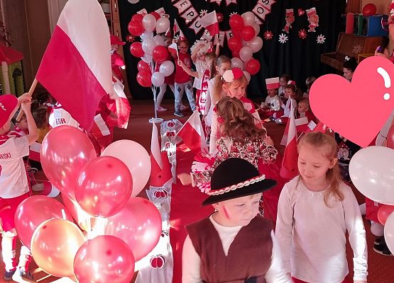 DZIEŃ  W  STROJACH  BIAŁO - CZERWONYCH grafika