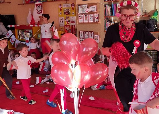 DZIEŃ  W  STROJACH  BIAŁO - CZERWONYCH grafika