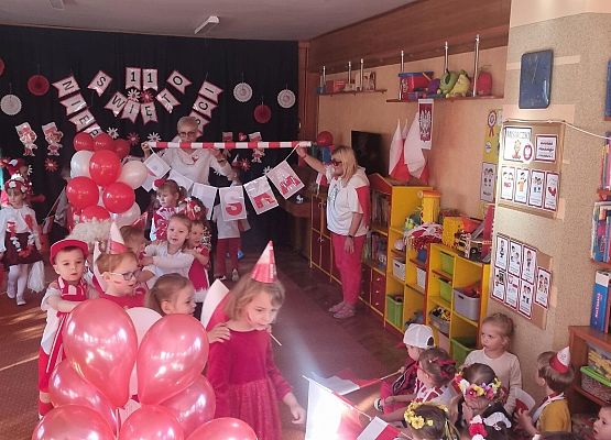 DZIEŃ  W  STROJACH  BIAŁO - CZERWONYCH grafika