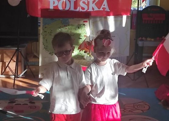 DZIEŃ  W  STROJACH  BIAŁO - CZERWONYCH grafika