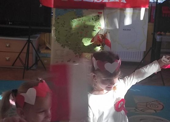 DZIEŃ  W  STROJACH  BIAŁO - CZERWONYCH grafika