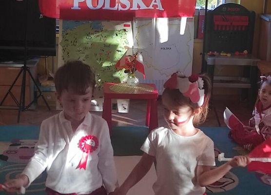 DZIEŃ  W  STROJACH  BIAŁO - CZERWONYCH grafika