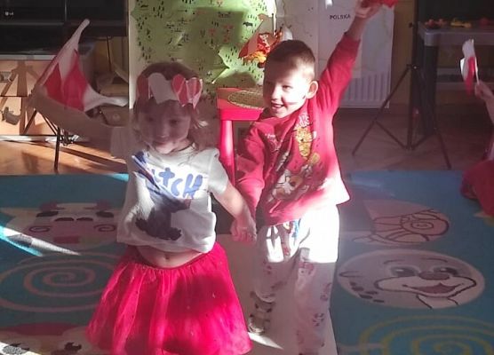 DZIEŃ  W  STROJACH  BIAŁO - CZERWONYCH grafika