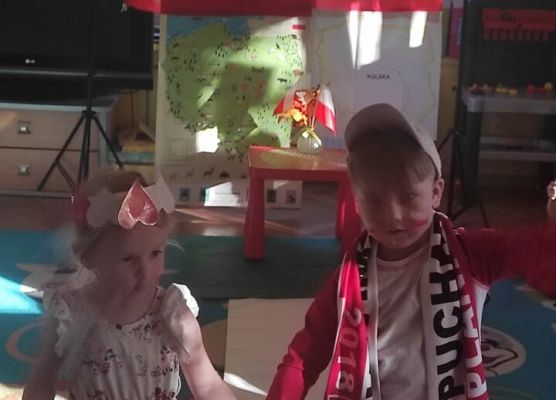 DZIEŃ  W  STROJACH  BIAŁO - CZERWONYCH grafika