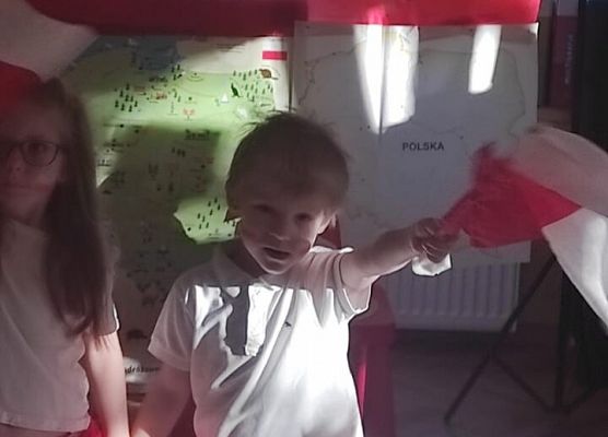 DZIEŃ  W  STROJACH  BIAŁO - CZERWONYCH grafika