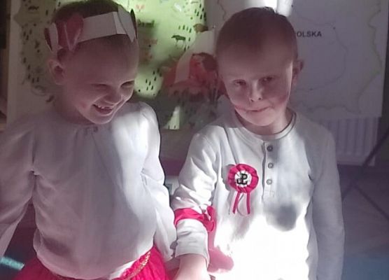 DZIEŃ  W  STROJACH  BIAŁO - CZERWONYCH grafika