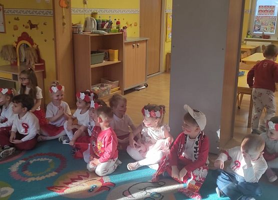 DZIEŃ  W  STROJACH  BIAŁO - CZERWONYCH grafika