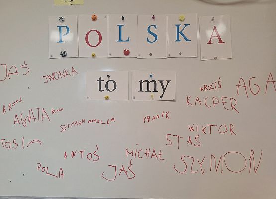 DZIEŃ  W  STROJACH  BIAŁO - CZERWONYCH grafika