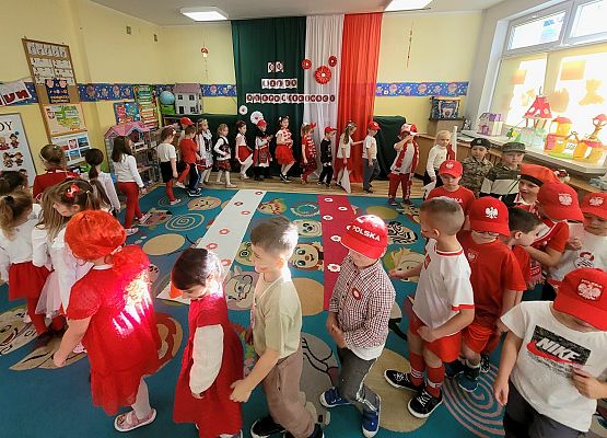 DZIEŃ  W  STROJACH  BIAŁO - CZERWONYCH grafika