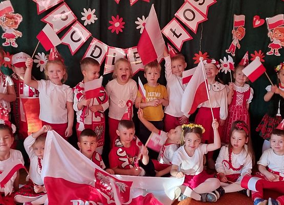 DZIEŃ  W  STROJACH  BIAŁO - CZERWONYCH grafika