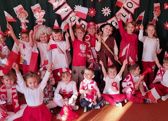 DZIEŃ  W  STROJACH  BIAŁO - CZERWONYCH grafika