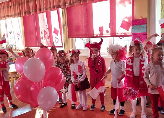 DZIEŃ  W  STROJACH  BIAŁO - CZERWONYCH grafika