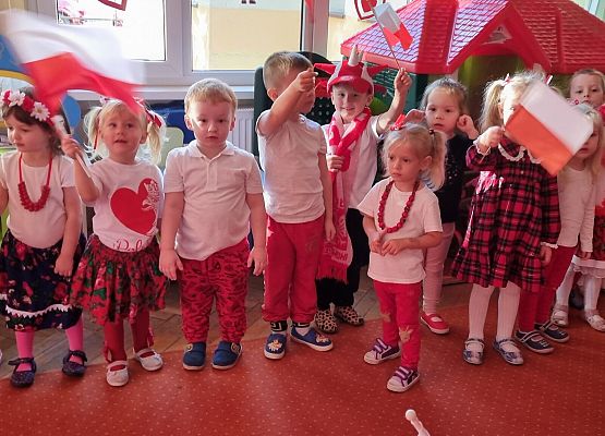 DZIEŃ  W  STROJACH  BIAŁO - CZERWONYCH grafika