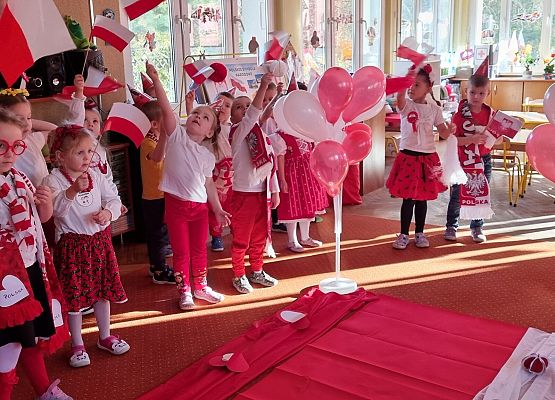 DZIEŃ  W  STROJACH  BIAŁO - CZERWONYCH grafika