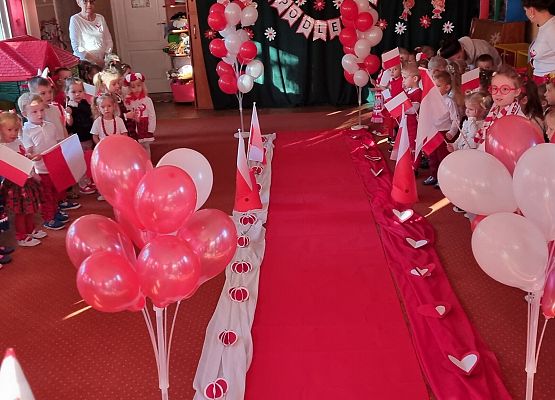 DZIEŃ  W  STROJACH  BIAŁO - CZERWONYCH grafika