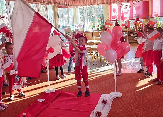 DZIEŃ  W  STROJACH  BIAŁO - CZERWONYCH grafika